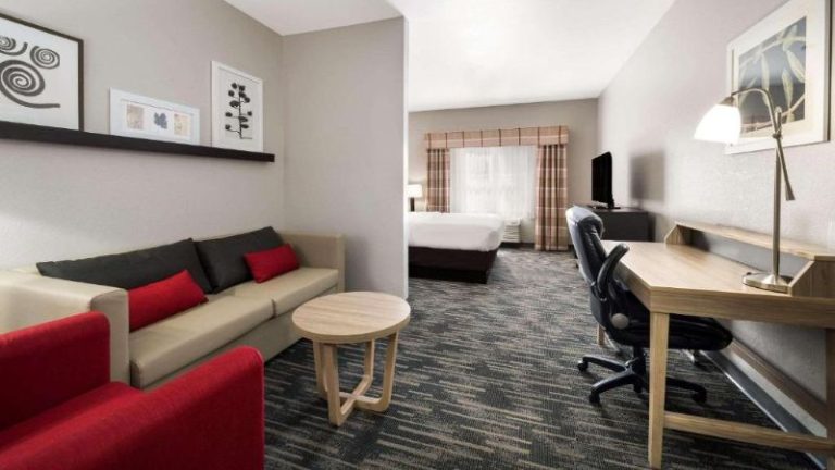Country Inn & Suites by Radisson, Freeport, IL
