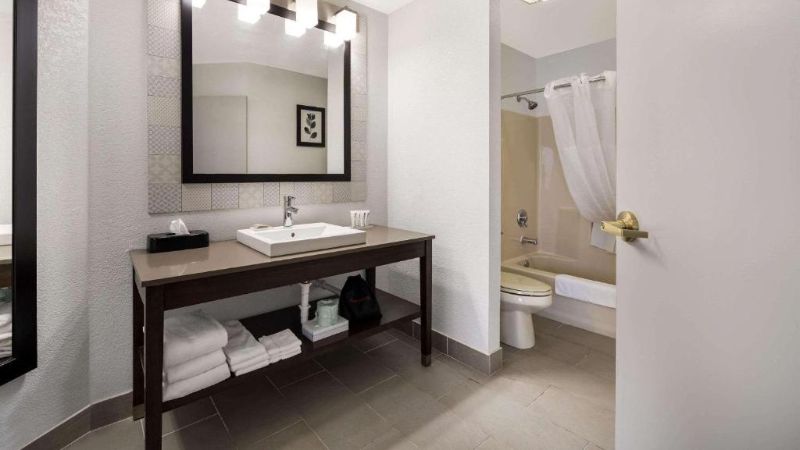 Country Inn & Suites by Radisson, Freeport, IL, room with private jacuzzi, photo 5