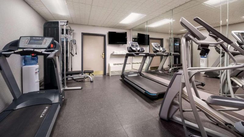 Country Inn & Suites by Radisson, Freeport, IL, room with private jacuzzi, photo 8