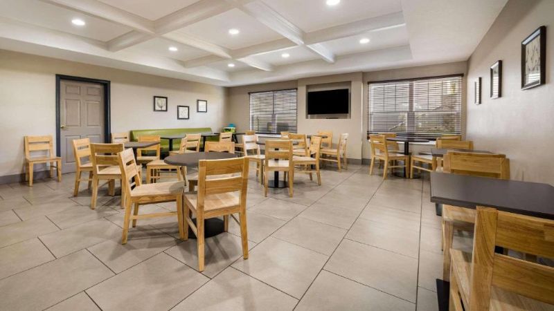 Country Inn & Suites by Radisson, Freeport, IL, room with private jacuzzi, photo 6