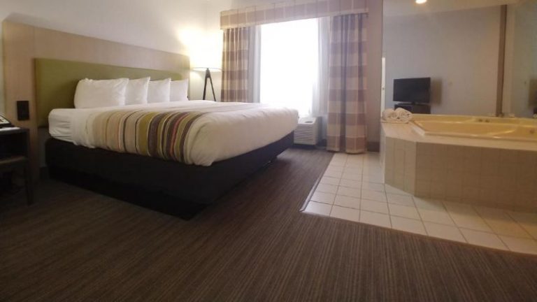 Country Inn & Suites by Radisson, Freeport, IL