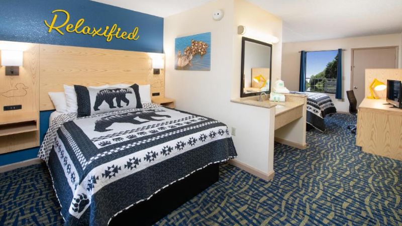 Creekstone Inn, room with private jacuzzi, photo 2