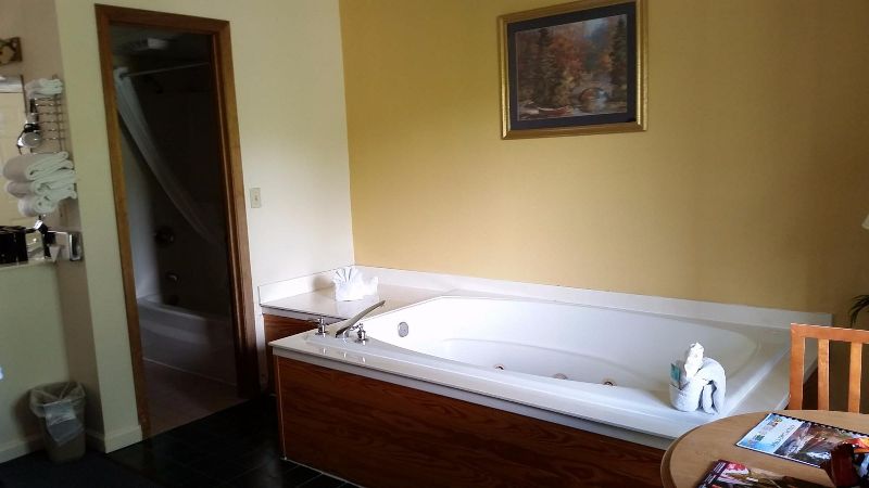 Creekstone Inn, room with private jacuzzi, photo 1