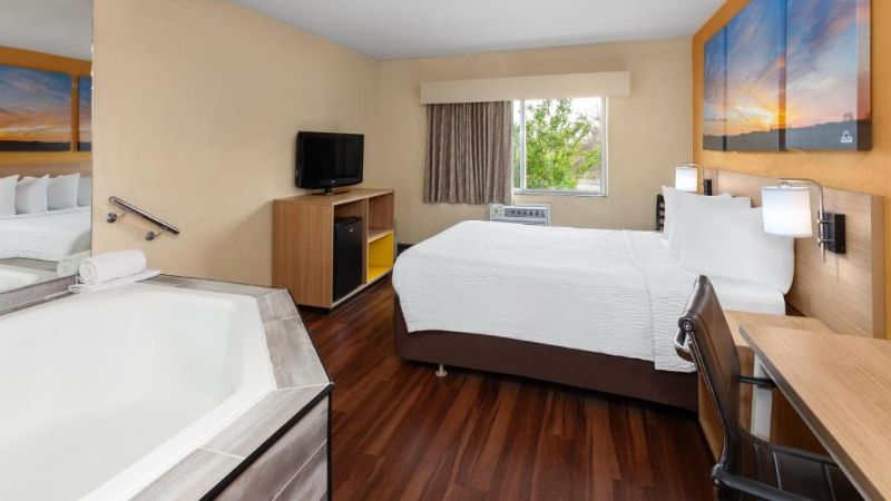 Days Inn by Wyndham Rockford I-90 Casino District, room with private jacuzzi, photo 2