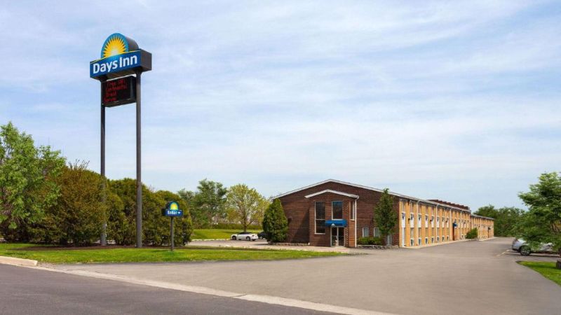 Days Inn by Wyndham Rockford I-90 Casino District, room with private jacuzzi, photo 8