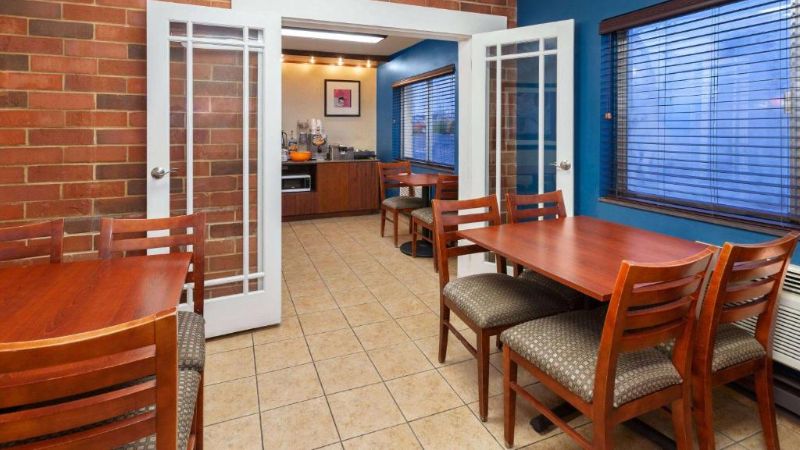 Days Inn by Wyndham Rockford I-90 Casino District, room with private jacuzzi, photo 6