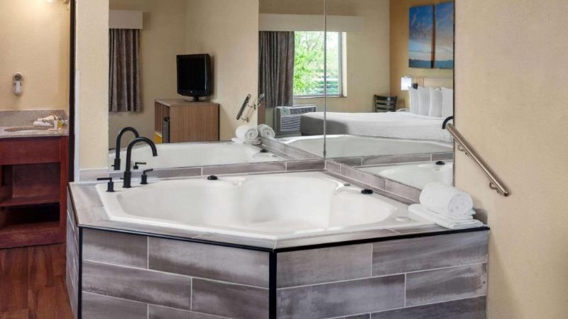 Days Inn by Wyndham Rockford I-90 Casino District