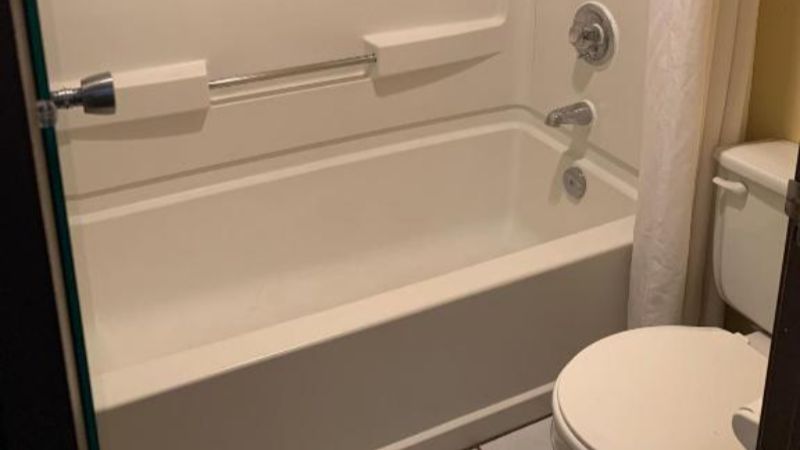 Days Inn by Wyndham Rockford I-90 Casino District, room with private jacuzzi, photo 4