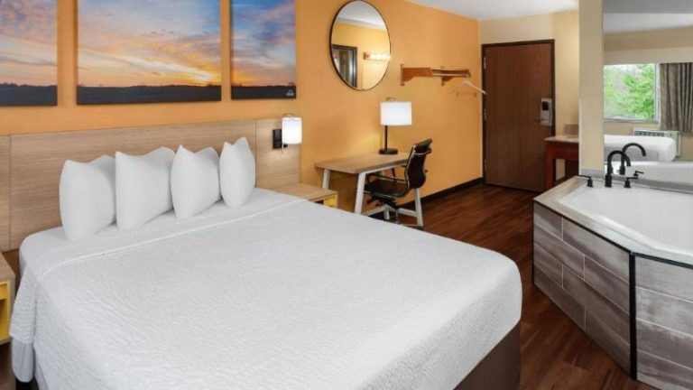 Days Inn by Wyndham Rockford I-90 Casino District