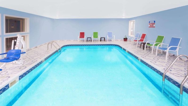 Days Inn by Wyndham Springfield, room with private jacuzzi, photo 6