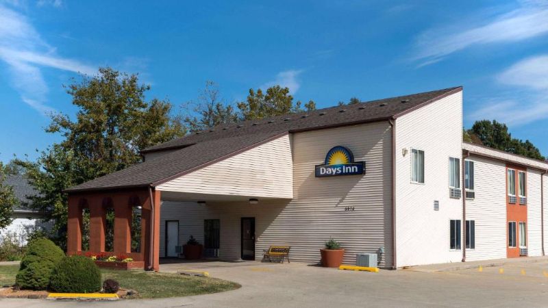 Days Inn by Wyndham Springfield, room with private jacuzzi, photo 7