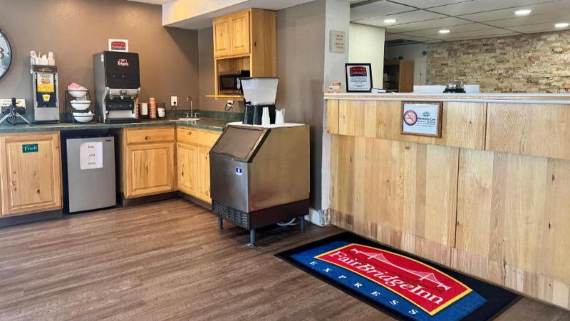 FairBridge Inn Express Billings, room with private jacuzzi, photo 6