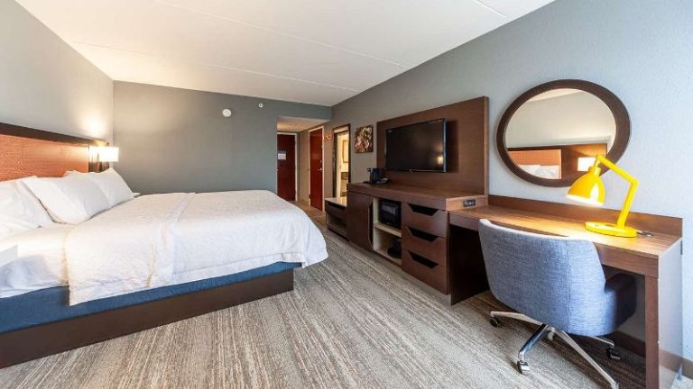 Hampton Inn Winchester North / Conference Center