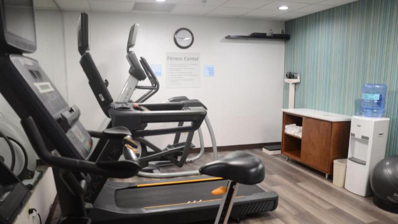 Holiday Inn Express & Suites Memphis/Germantown by IHG, room with private jacuzzi, photo 6