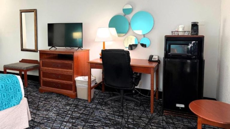 Howard Johnson by Wyndham Evansville East