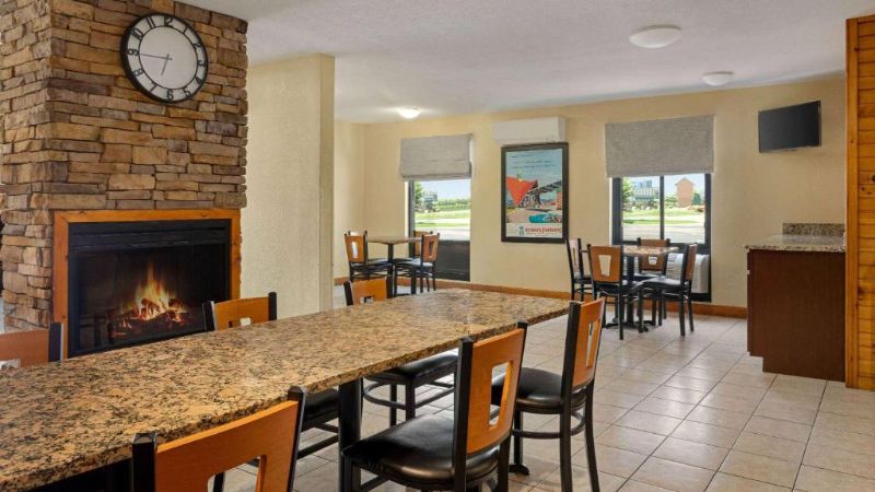 Howard Johnson by Wyndham Pigeon Forge, room with private jacuzzi, photo 6