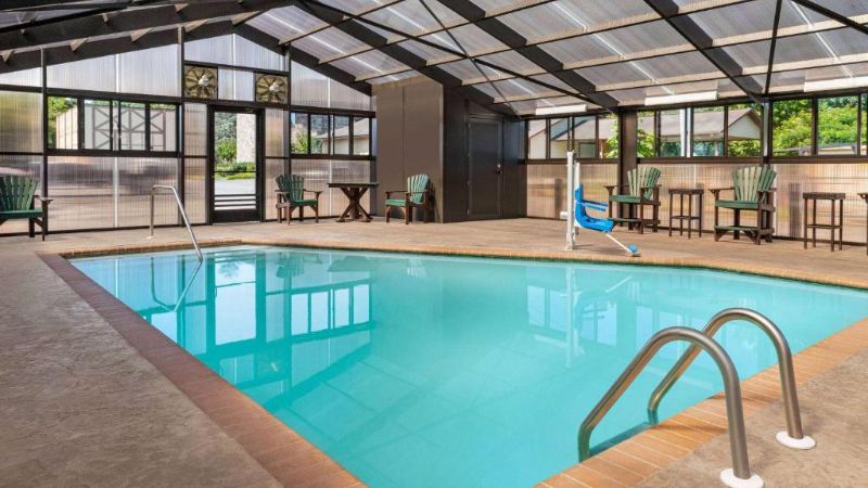 Howard Johnson by Wyndham Pigeon Forge, room with private jacuzzi, photo 7