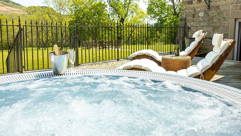 Losehill House Hotel & Spa, room with private jacuzzi, photo 2