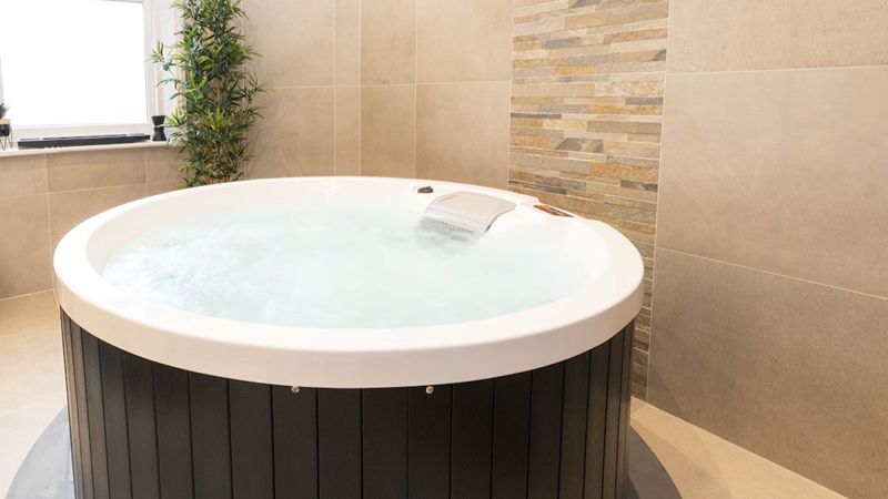 Luxury Indoor Hot Tub entire apartment 1 - jacuzzi hotel room