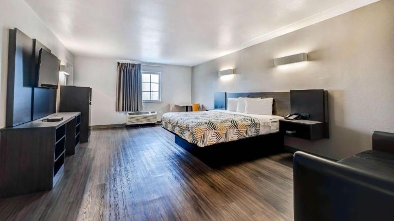 Motel 6 Mesquite, TX – Balch Springs, room with private jacuzzi, photo 3
