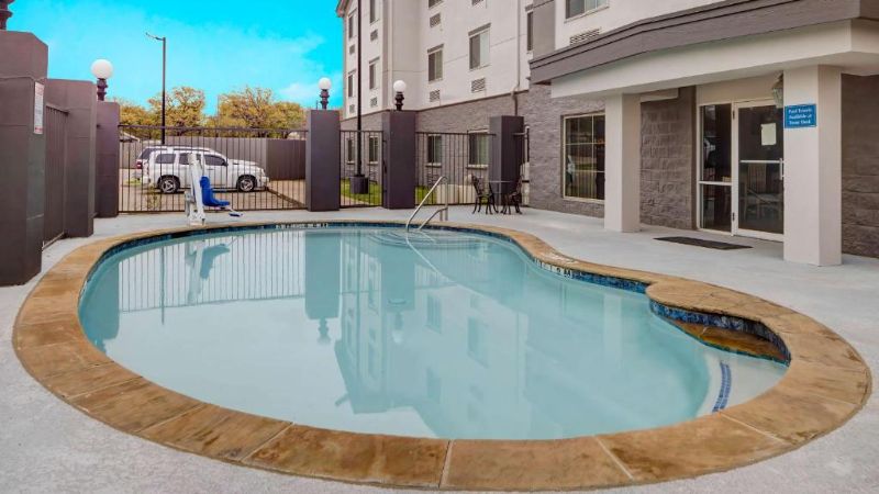 Motel 6 Mesquite, TX – Balch Springs, room with private jacuzzi, photo 6