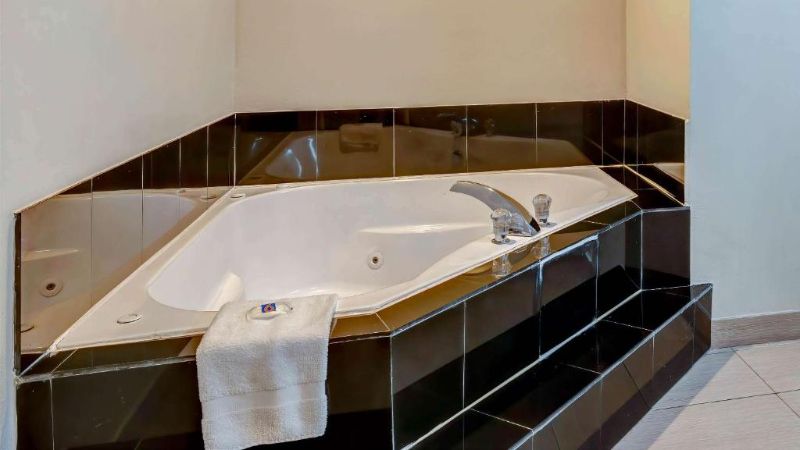 Motel 6 Mesquite, TX – Balch Springs, room with private jacuzzi, photo 1
