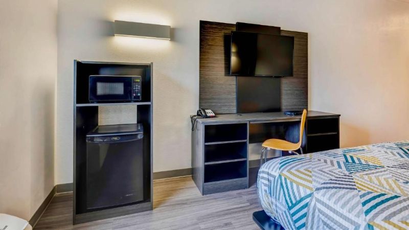 Motel 6 Mesquite, TX – Balch Springs, room with private jacuzzi, photo 4