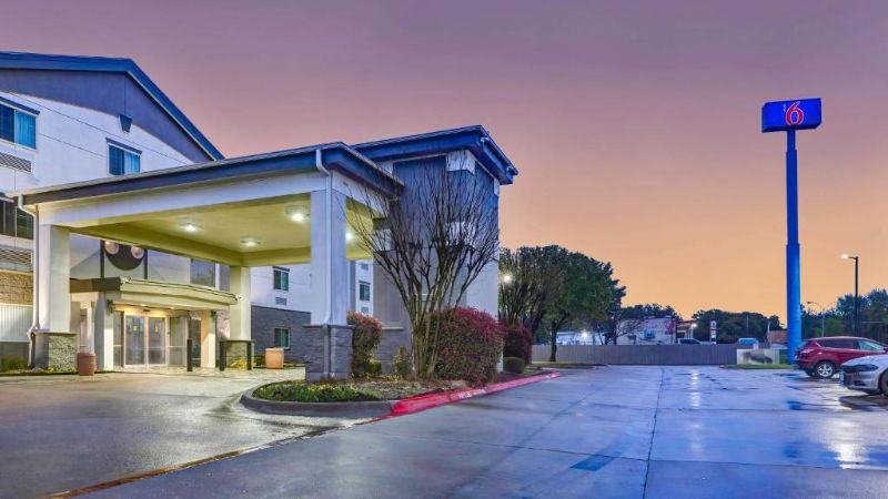 Motel 6 Mesquite, TX – Balch Springs, room with private jacuzzi, photo 8