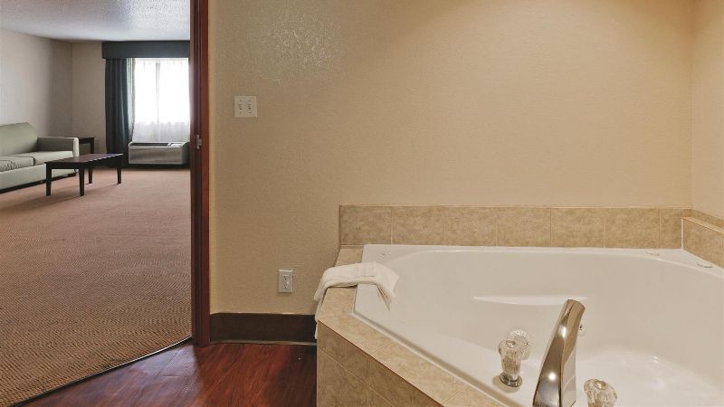 Motel 6 Mesquite, TX – Balch Springs, room with private jacuzzi, photo 2