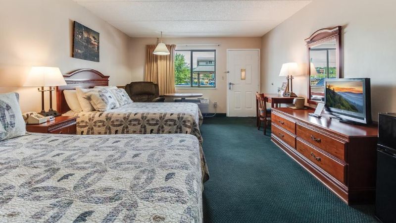 Mountain Breeze Motel, room with private jacuzzi, photo 4