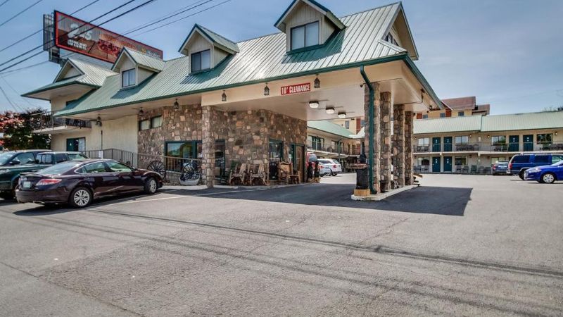 Mountain Breeze Motel, room with private jacuzzi, photo 6
