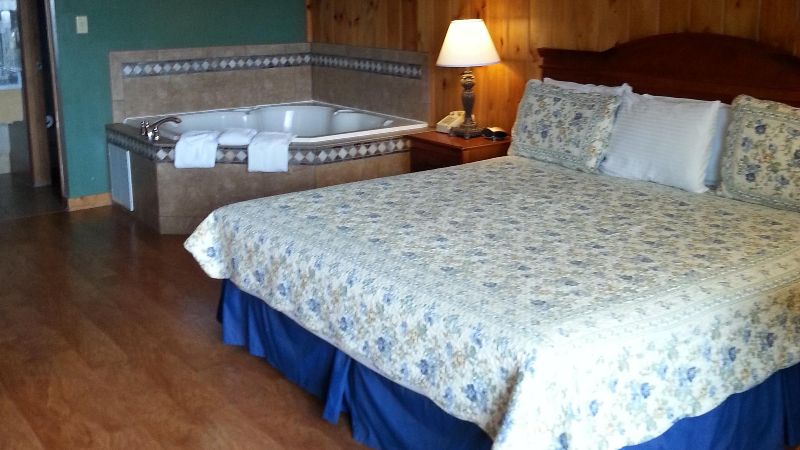Mountain Breeze Motel, room with private jacuzzi, photo 3
