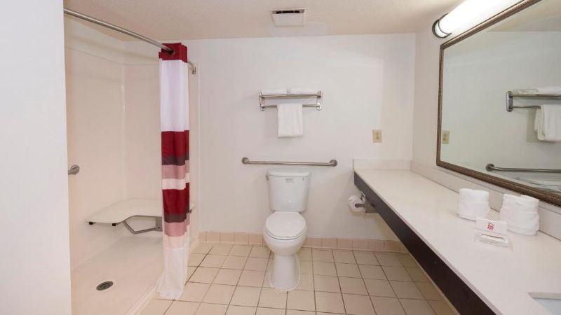Red Roof Inn & Suites Stafford, Va, room with private jacuzzi, photo 4
