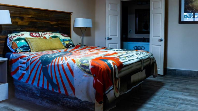 Route 66 Hotel And Conference Center, room with private jacuzzi, photo 6