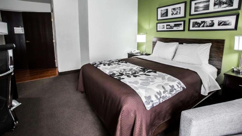 Sleep Inn Rockford I-90, room with private jacuzzi, photo 4