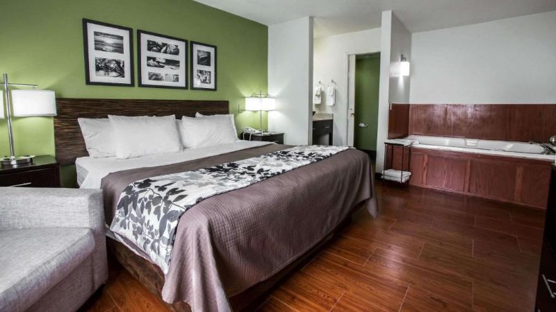 Sleep Inn Rockford I-90, room with private jacuzzi, photo 2