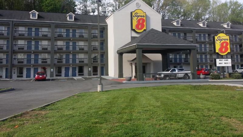 Super 8 By Wyndham Pigeon Forge Dollywood Lane, room with private jacuzzi, photo 8