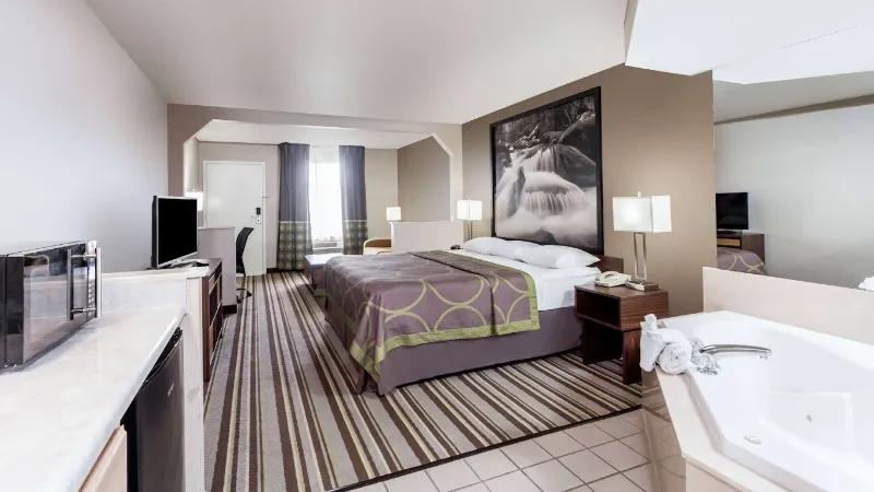 Super 8 By Wyndham Pigeon Forge Dollywood Lane, room with private jacuzzi, photo 2