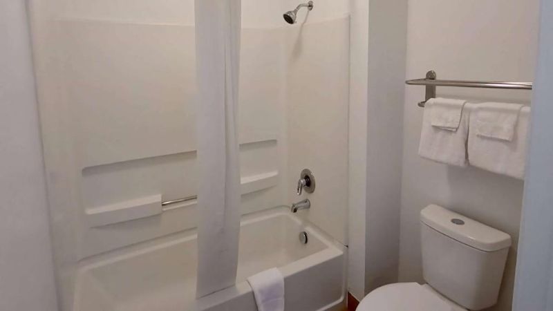 Scottish Inns & Suites Forney/East Dallas, room with private jacuzzi, photo 3