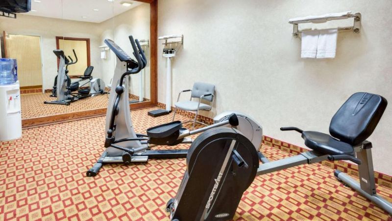 Super 8 by Wyndham Freeport, room with private jacuzzi, photo 4