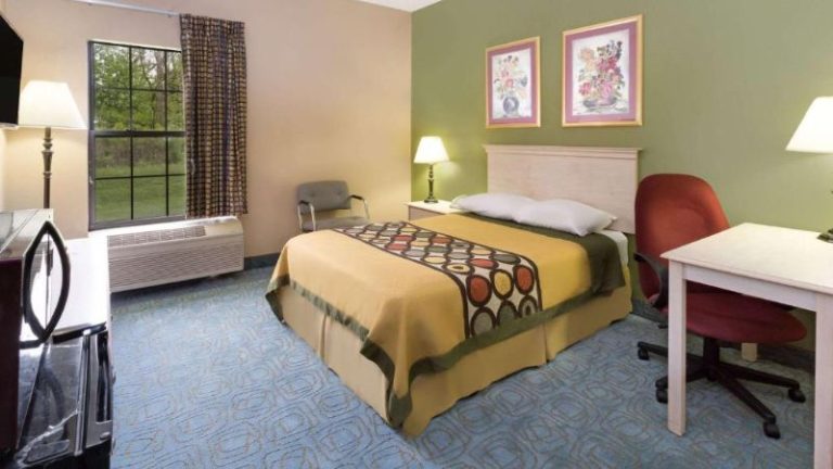 Super 8 by Wyndham Freeport
