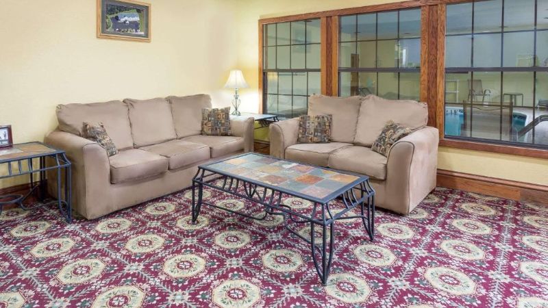 Super 8 by Wyndham Freeport, room with private jacuzzi, photo 3