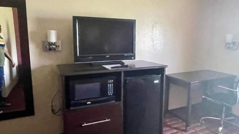 Super 8 by Wyndham Paris IL