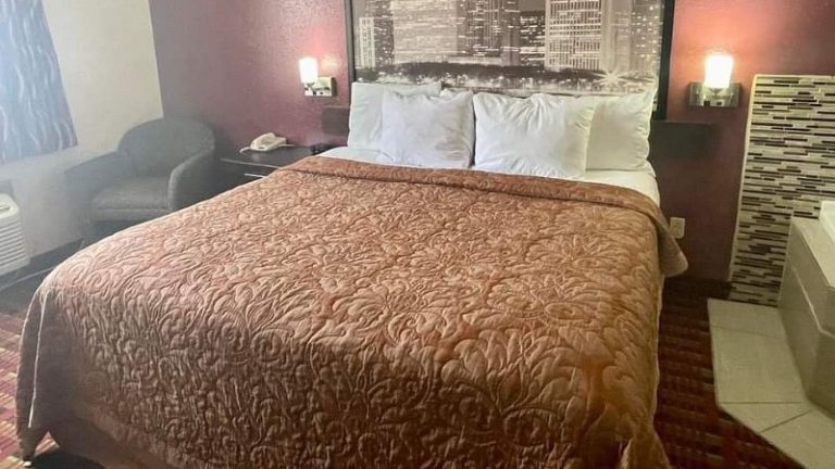 Super 8 by Wyndham Paris IL