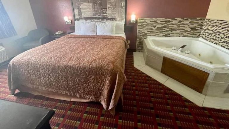 Super 8 by Wyndham Paris IL