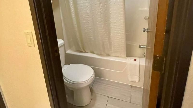 Super 8 by Wyndham Paris IL, room with private jacuzzi, photo 6