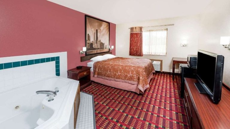 Super 8 by Wyndham Paris IL