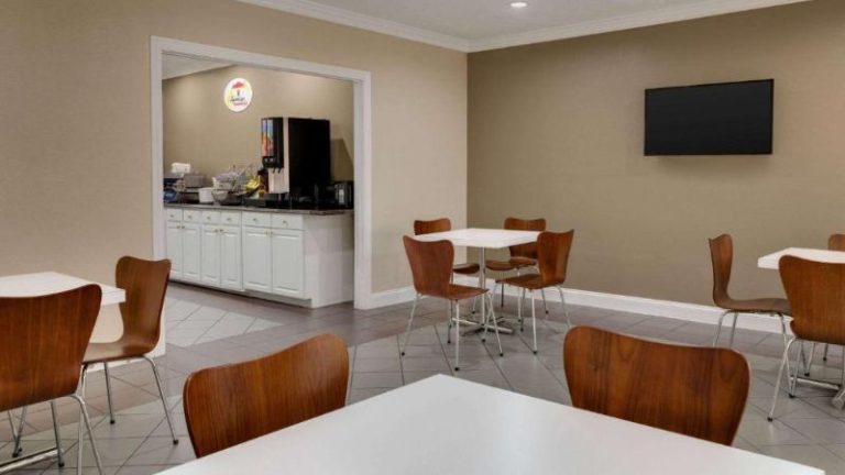 Super 8 by Wyndham Pearl/Jackson/East