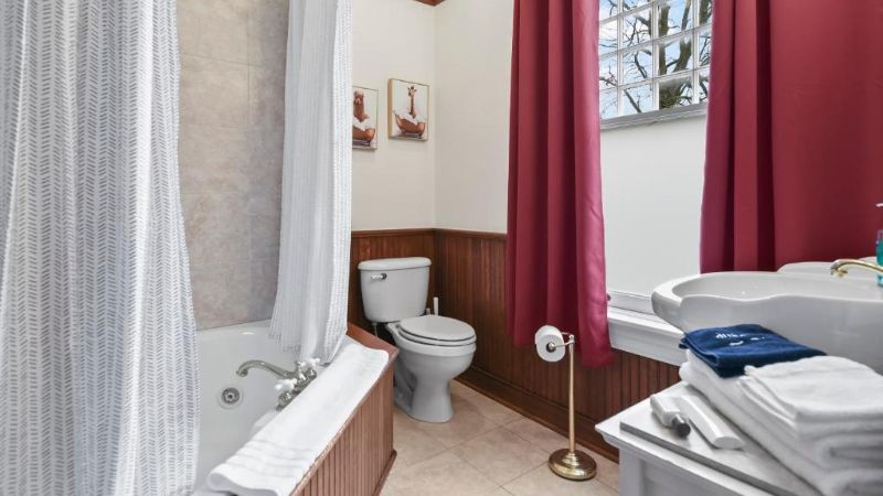 The Pasfield House, room with private jacuzzi, photo 2