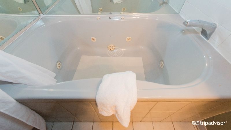 Timbers Lodge Pigeon Forge, room with private jacuzzi, photo 2